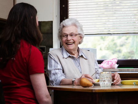 Seniorin am Küchentisch / Caritas Seniorin am Küchentisch