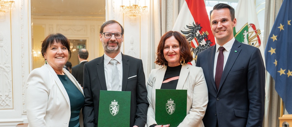 LR Stefan Hermann (re.) und LH-Stv. Manuela Khom (li.) überreichten Johannes Mindler-Steiner (Afro-Asiatisches-Institut Graz) und Doris Reiter (WIST-Steiermark und Soziale Projekte Steiermark) den Menschenrechtspreis des Landes Steiermark 2024. / LandSteiermark/Binder Menschenrechtspreis an Grazer Afro-Asiatisches Institut verliehen