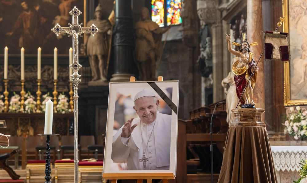 Gedenkbild für Papst Franziskus im Wiener Stephansdom / Erzdiözese Wien/Schönlaub Schönborn: 'Das letzte Wort ist die Auferstehung'