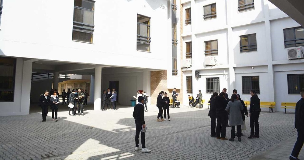 Pausenhof der Al-Tahira-Sekundarschule in Karakosch / Kirche in Not
