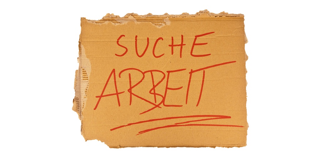 Schild eines Obdachlosen / Erwin Wodicka Das Schild aus Karton eines Obdachlosen. Isoliert auf wei?em Hintergrund