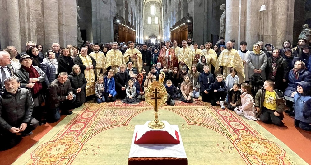 Ökumene: Orthodoxe Kreuzverehrung im Stift Heiligenkreuz / https://www.facebook.com/BisericaSfantulStefancelMaredinViena/ Ökumene: Orthodoxe Kreuzverehrung im Stift Heiligenkreuz