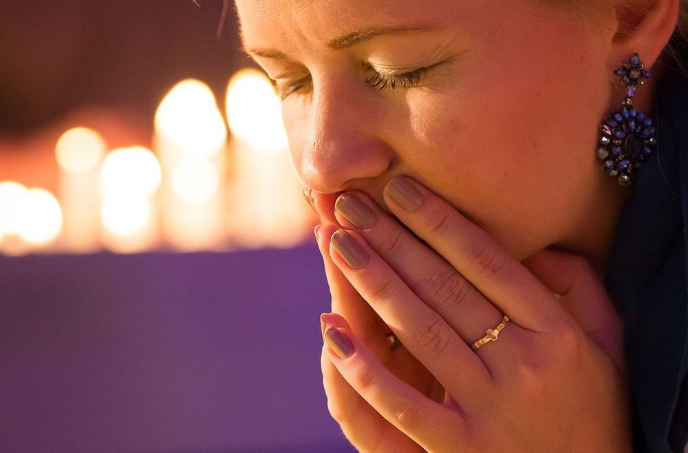 Betende junge Frau / Andreas Walch Spiritualität verbessert Lebensqualität von Krebspatienten