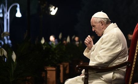 Papst Franziskus während des Kreuzweges am Karfreitag, 14. April 2017, vor dem Kolosseum in Rom.