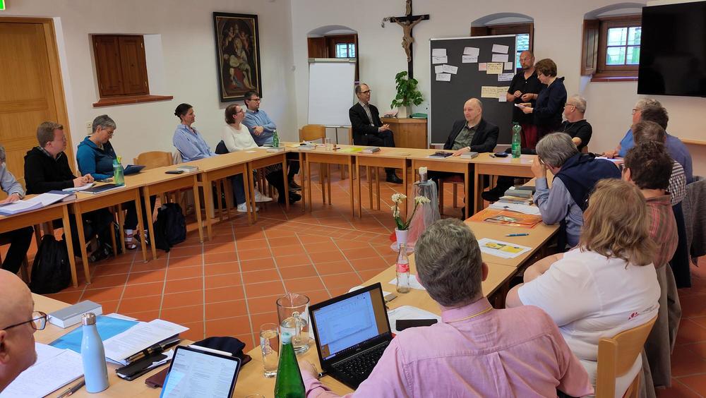 Gemeinsame Tagung der Hauptamtlichen Seelsorger/innen Österreichs / ARGE Österr. Priesterräte Priesterräte und Berufsgemeinschaften stärken Zusammenarbeit