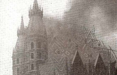 Der brennende Wiener Stephansdom