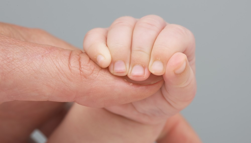 Frauenhand und Baybfinger / www.BilderBox.com Frauenhand und Baybfinger [ (c) www.BilderBox.com, Erwin Wodicka, Siedlerzeile 3, A-4062 Thening, Tel. + 43 676 5103678.Verwendung nur gegen HONORAR, BELEG, URHEBERVERMERK nach AGBs auf bilderbox.com; und photo photos foto fotos mit in im eines einer