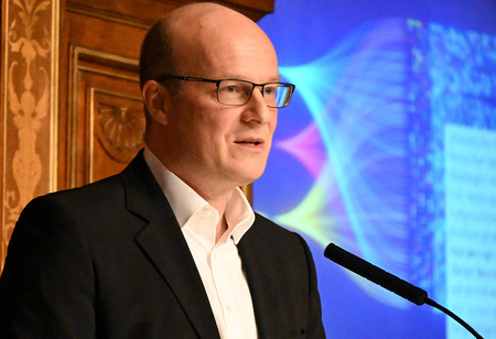 Sozialethiker Filipovic: Politik muss KI-Entwicklung ernster nehmen