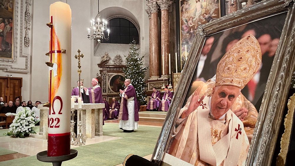 Requiem für 'Mitarbeiter der Wahrheit' Benedikt im Salzburger Dom / eds