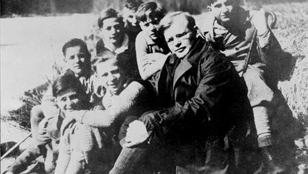 Dietrich Bonhoeffer mit Konfirmanden am 21. März 1932