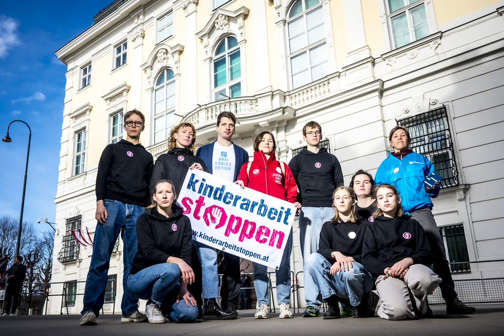 Tanzperformance 'Kinderarbeit Stoppen' vor dem Bundeskanzleramt / Dreikönigsaktion Initiative 'Kinderarbeit stoppen' appelliert an neue Bundesregierung