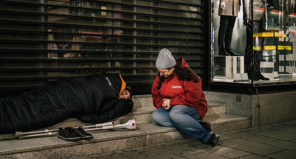 Caritas-Streetworkerin mit Obdachlosem im Winter / Caritas/Klaus Pichler Caritas und VinziWerke: Winternothilfe so wichtig wie noch nie