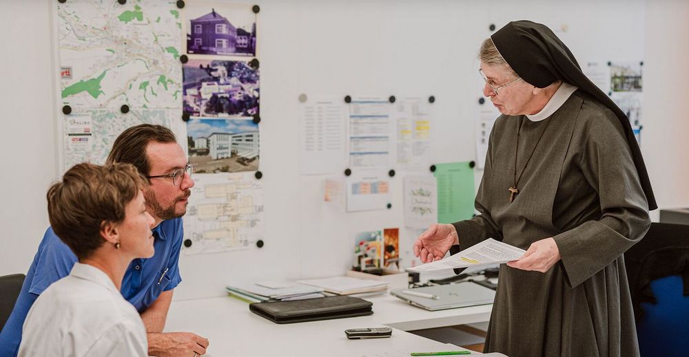 Sr. Franziska Buttinger (re) / Diözese Linz / Fotoprojekt 'Die Kirche ist weiblich' Ordensfrau leitet seit 20 Jahren Österreichs größtes Ordensspital