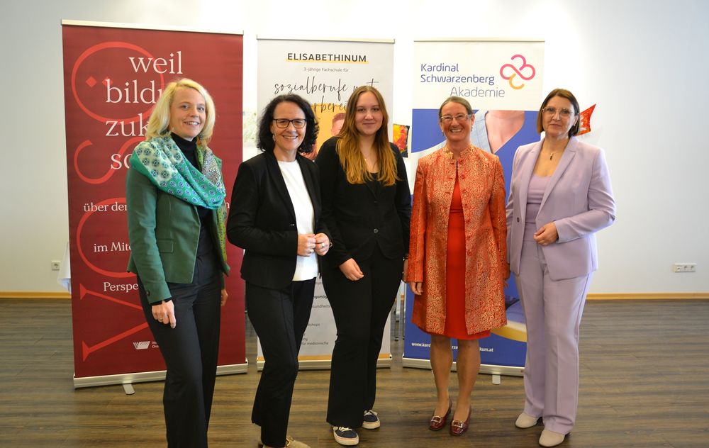 v.l.: Martha Mikulka (VOSÖ), Landesrätin Daniela Gutschi, Schülerin Jasmin Fassolder, Christina Röck (Elisabethinum), Agnes Wimmer (KSA) / Katharina Buchsteiner Pongau: Neue Fachschule für Sozialberufe mit Pflegevorbereitung
