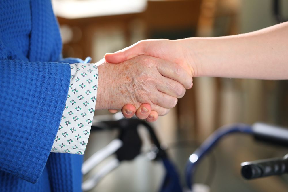 Patientin und Ärztin oder Pflegerin reichen sich die Hand / Barmherzige Brüder Diakonie warnt vor akuter Unterversorgung bei Langzeitpflege