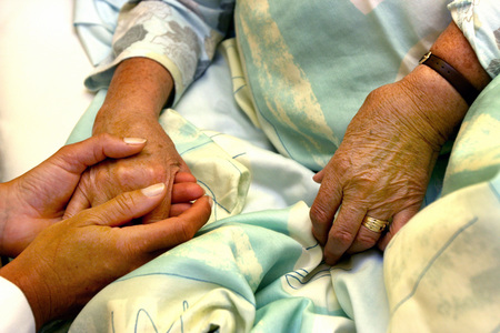 Seniorin mit Pflegerin / bilderbox.at